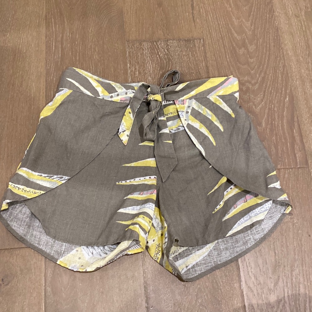 Womens size small print Patagonia Garden Island Shorts- like new